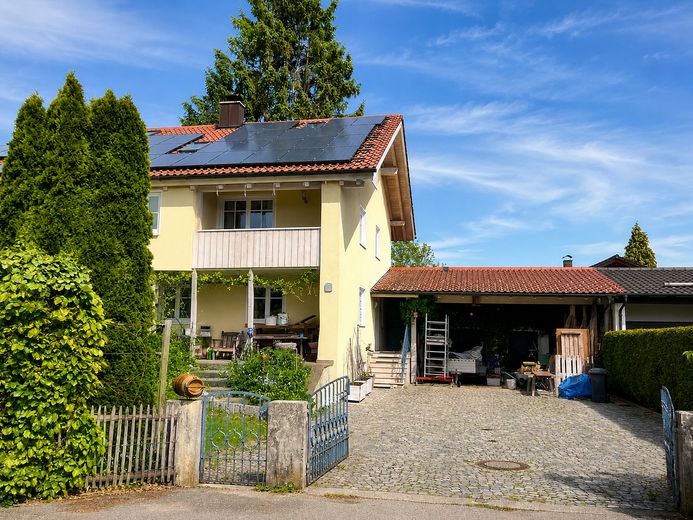 Hofansicht mit Garagen