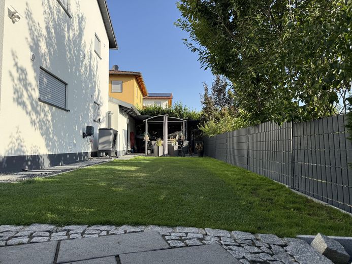 Neuwertiges Einfamilienhaus mit Wärmepumpe, PV, Doppelgarage & hochwertiger Ausstattung – Foto 5