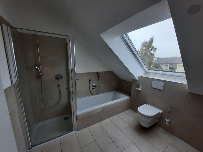Ideal für Singles oder Paare-Hochwertige DG-Wohnung in Bestlage von Ingolstadt – Bad