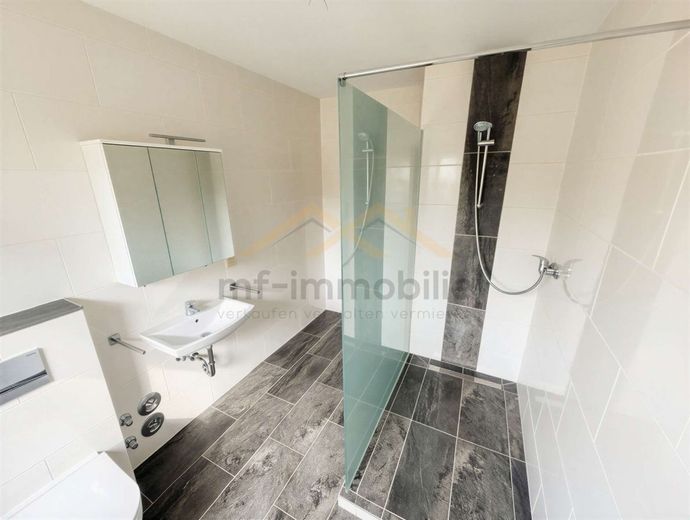 Wohnung in Grasleben ruhige Lage, Balkon, saniertes Badezimmer – Badezimmer