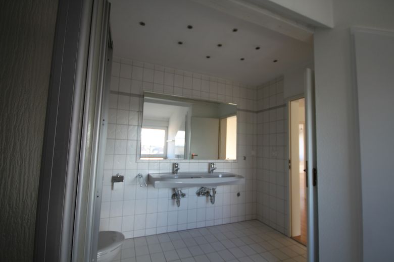 Lichtdurchflutete Komfort-Dachgeschoßwohnung für Zwei in schöner Wohnlage direkt in Neu-Isenburg – Bad 3