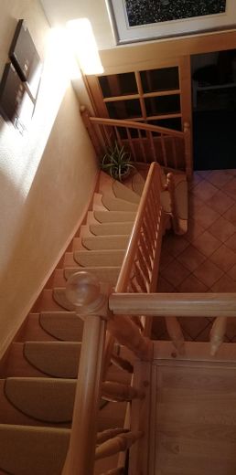 Stilvolles Einfamilienhaus mit großem Grundstück und vielseitigen Nutzungsmöglichkeiten – Treppe zum OG