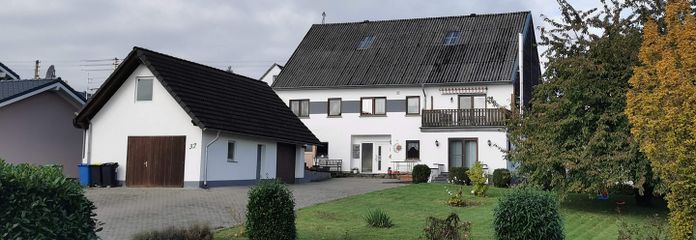 Zweifamilienhaus mit Ferienhaus und zus. Grundstück, neue Wärmepumpe und PV-Anlage - Provisionsfrei – Hausansicht ohne PV-Anlage