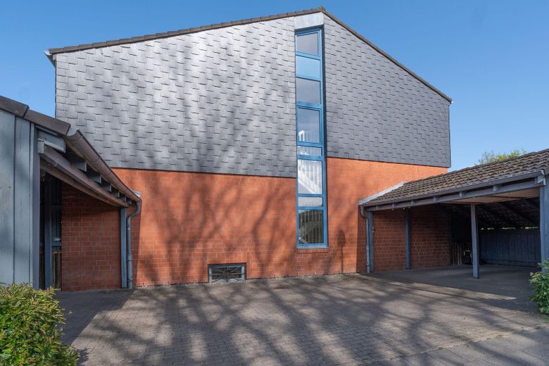 Seitenansicht mit Carport