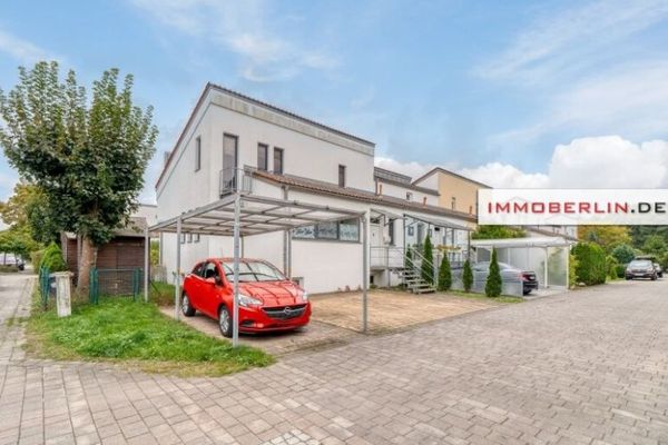 IMMOBERLIN.DE - Ekstrawagancki dom szeregowy skrajny z ogrodem od strony południowej na berlińskich przedmieściach