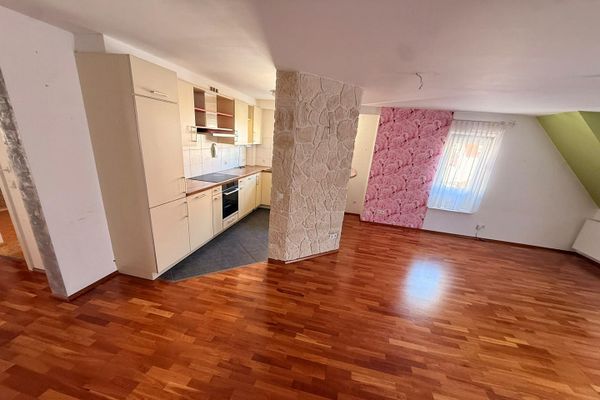 Provisionsfrei: Maisonette mit Hausgefühl, Südbalkon und 2 Tageslichtbädern inkl einem TG-Stellplatz
