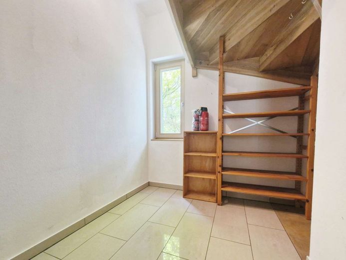 Moderne Architektenvilla in Hanglage - Design, Licht &amp; Natur in Perfektion – Nische unter der Treppe EG