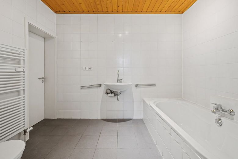 Attraktives Mehrfamilienhaus - Flexibles Wohnkonzept für Eigennutzer und Anleger – WE01: Bad