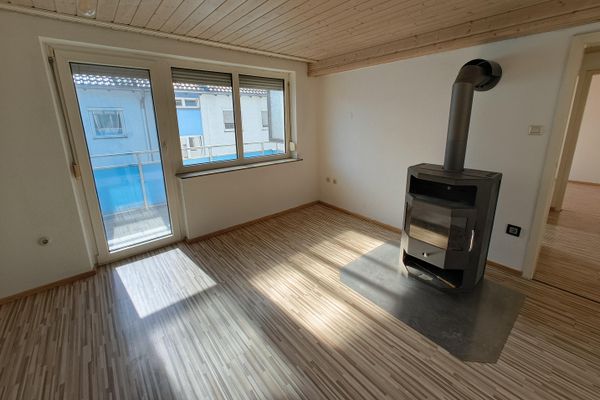 Sofort bezugsfreie 3-Zimmer-Wohnung mit Balkon, Holzofen und Stellplatz in Leonberg-Eltingen