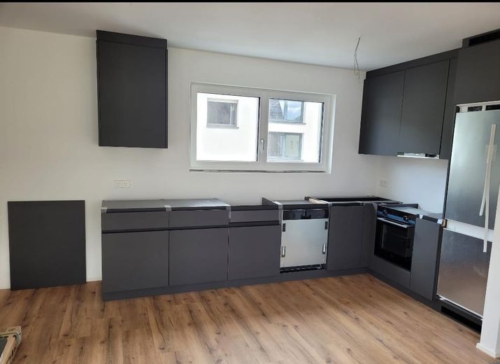 Appartamento di 4 locali al 1° piano - abitare moderno nel centro di Esslingen-Zell – Küchenzeile