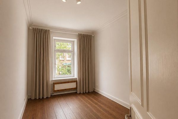 1 von 4 WG-Zimmern in renovierter Altbauwohnung - alles inklusive - zentrale Lage - Studentinnen