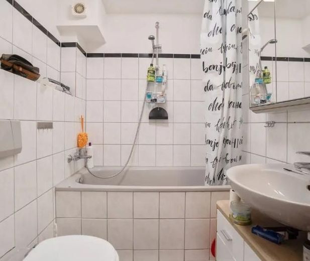 Bad mit Badewanne