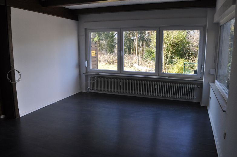 6,7%+ Rendite | Mehrfamilienhaus (9 Eigentumswohnungen) | Burgpanorama in Bad Liebenzell – Wohnzimmer - Whg A