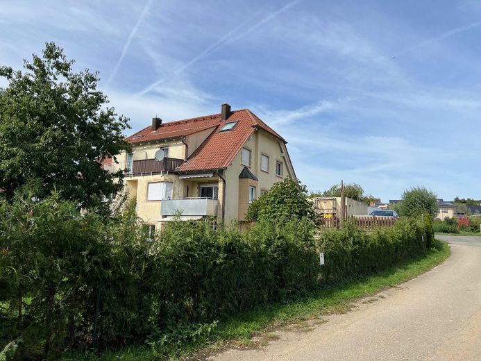 Schöne DHH am Ortsrand mit unverbautem Blick // 147qm Wohnfläche / 7 Zimmer / Einziehen & Wohlfühlen – Südansicht (auf der Flur)