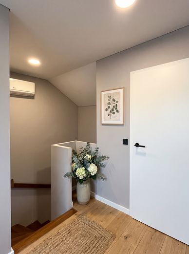 Luxus-Reihenendhaus | 225 m² | Kernsaniert 2025 | Klasse A+ | PV + Swim Spa – DG Flur