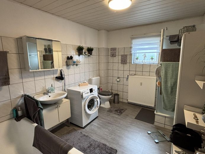 3 Zimmer, überdachter Balkon, ruhiges Haus, EBK, Tageslichtbad mit Wanne und Dusche – Bad 