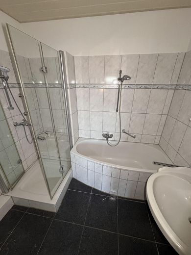 Moderne 3-Zimmer Wohnung mit Balkon im 10. OG in Köln-Eil (Porz) – Badezim. mit Badewanne&Dusche