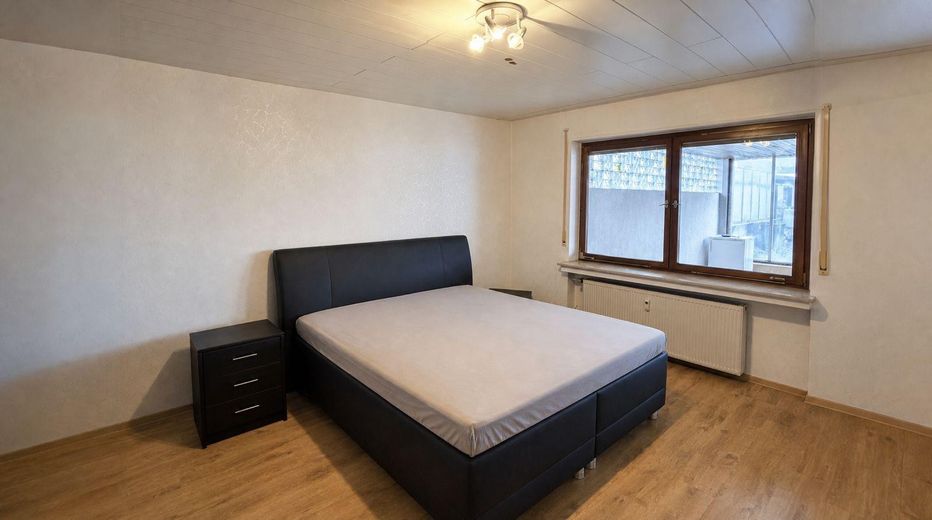 Vielseitiges Mehrfamilienhaus mit 3 Einheiten & attraktivem Baugrundstück – Schlafzimmer EG