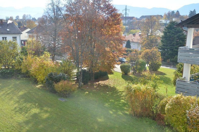 Traumhafte Wohnung mit großem Balkon und Fernblick in Murnau a. Staffelsee – Blick in den Garten 