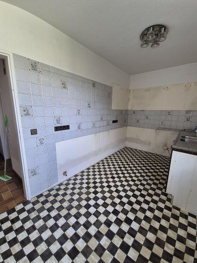 Sonnige Maisonettewohnung – Küche leer li