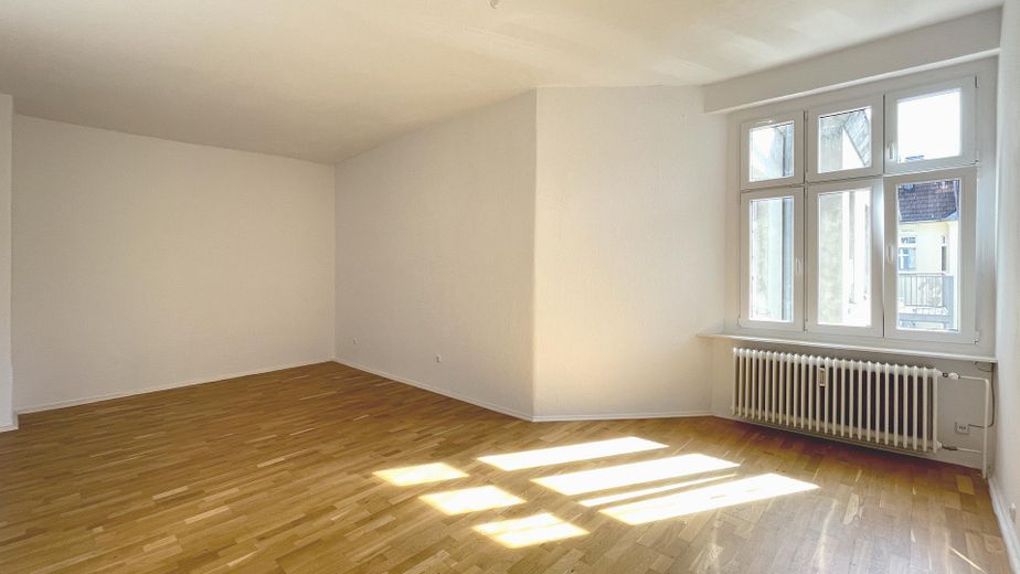 Luminoso apartamento antiguo de 1 habitación con cocina independiente – disponible para ocupar de inmediato – Zimmer mit Schlafbereich