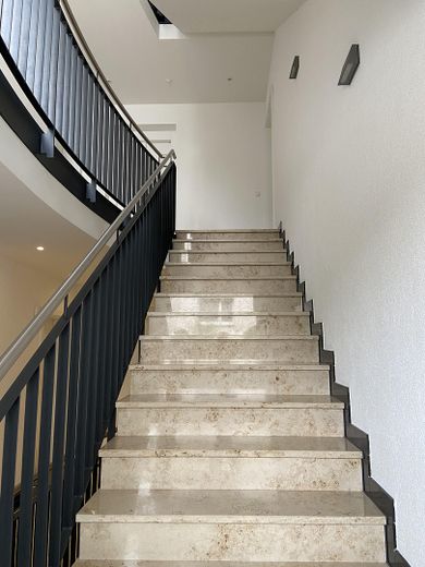 Premium condominium in a prime location in Baden-Baden – 4 rooms | 134.85 m² | immediately available – Treppenhaus 2