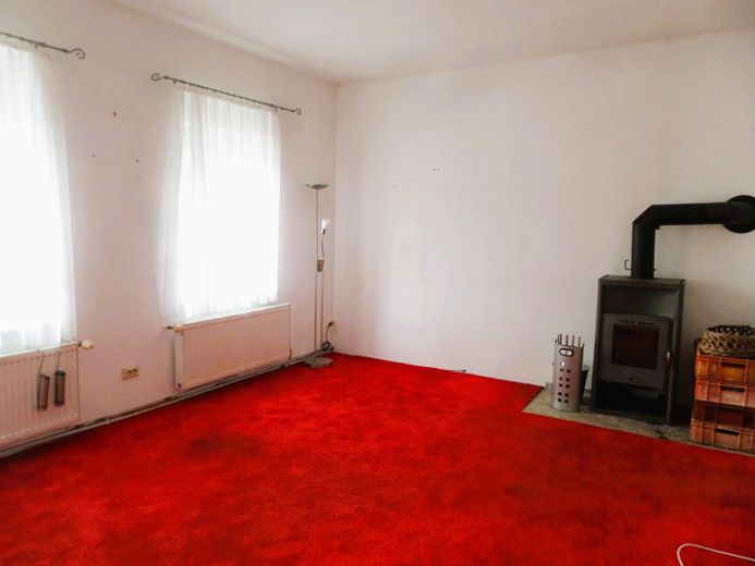 Klinker, Garten, Werkstattglück: Ein Zuhause für Nestbauer und Macher – Wohnzimmer mit Kaminofen