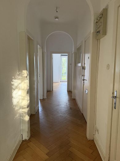 Urokliwe mieszkanie w starej kamienicy z parkietem ułożonym w jodełkę, wysokimi sufitami i dużym ogrodem w Wellingsbüttel – Flur 