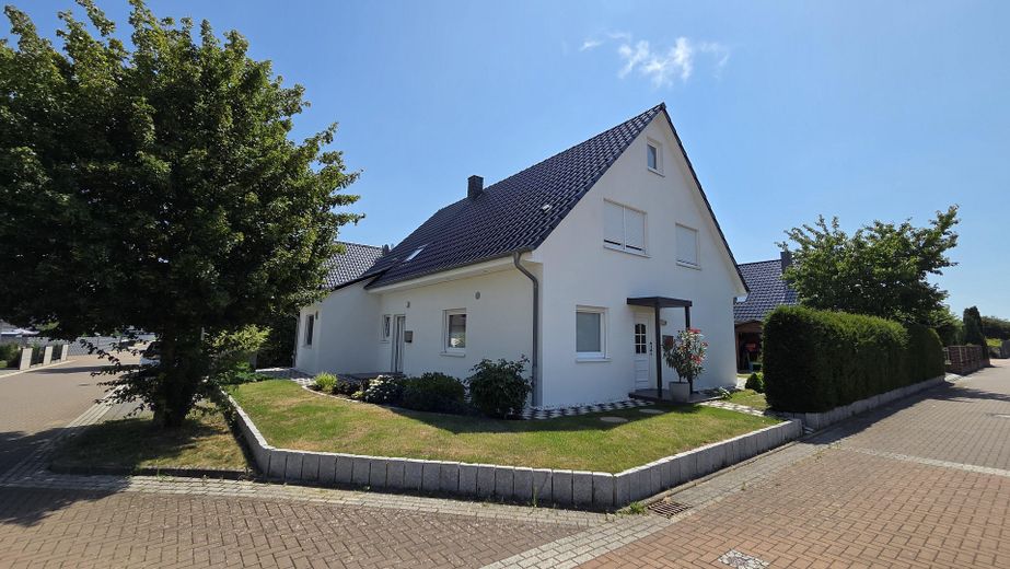 Élégante maison individuelle avec logement indépendant – Außenansicht