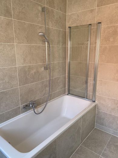 Badewanne mit Glastrennwand