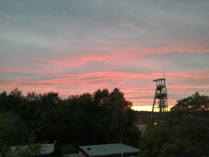 Spacieux appartement de 4 pièces avec 2 salles de bains, balcon et garage, offrant une vue incroyable – Aussicht