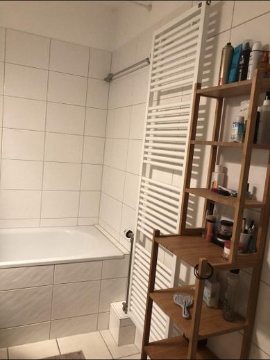 Bezugsfreie zentrale 2 Zimmerwohnung im Grünen – Badezimmer