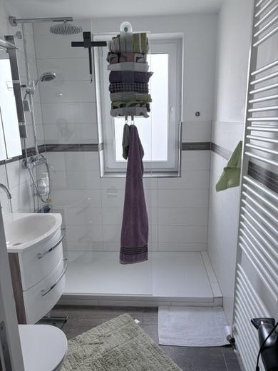 Mieszkanie 3-pokojowe blisko centrum z balkonem i nowoczesnym wyposażeniem – Bad