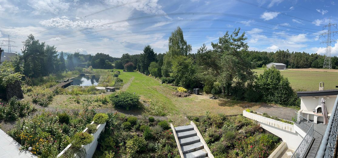 2 Häuser einzeln oder zusammen auf großem Grundstück – Ausblick vom Balkon