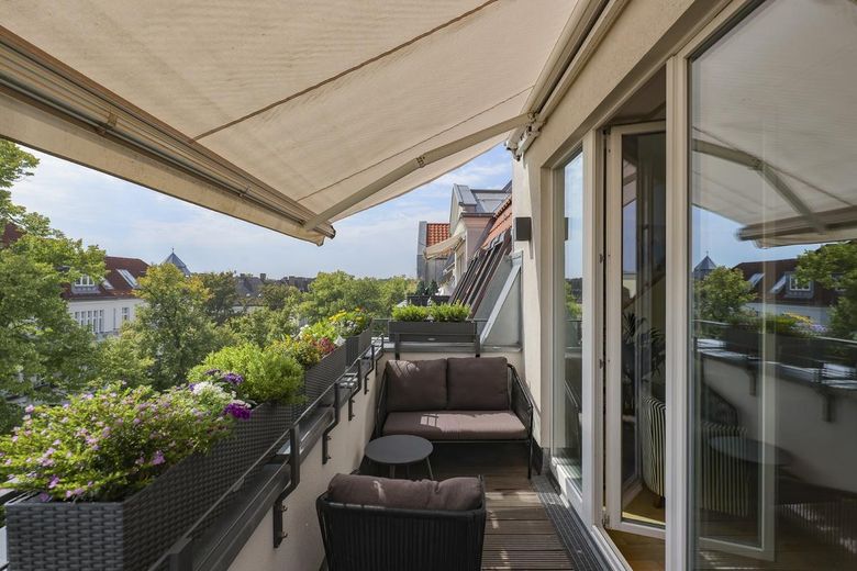 Über den Dächern von Schmargendorf – großzügige Maisonettewohnung mit Galerie & Dachterrasse – Balkon 