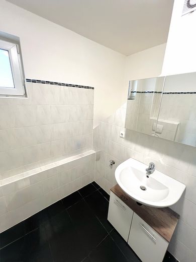 Straubing yakınlarında 11 konut birimli apartman – tamamen kiralanmış ve komisyonsuz – Wohnbeispiel - Badezimmer