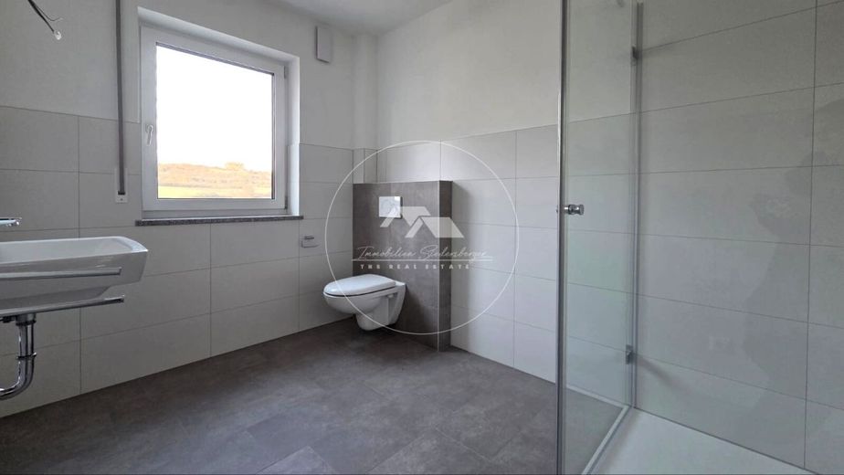 Erstbezug mit Wohlfühlfaktor - Moderne KfW-40-Wohnung im EG und UG  mit Stellplatz &amp; Gartenanteil – barierefreies Bad