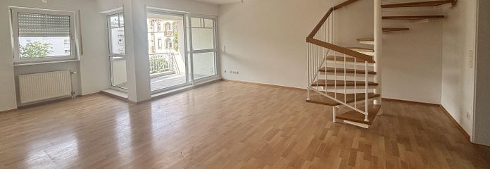 Helle 4,5 Zimmer Maisonette-Wohnung zu vermieten – Whg 2 Wohnzimmer mit Balkon