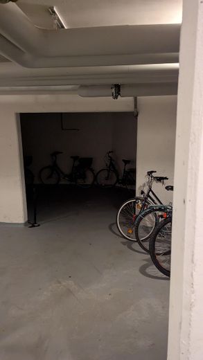 Helles 1-Zimmer-Dachgeschoss-Apartment mit großer Dachterrasse in der Nähe des UKGM – Fahrradkeller