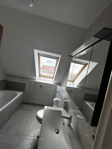 Gemütliche 3-Zimmer-Wohnung mit cleverem Extrazimmer und Garage – Master-Bad mit Spiegelschrank