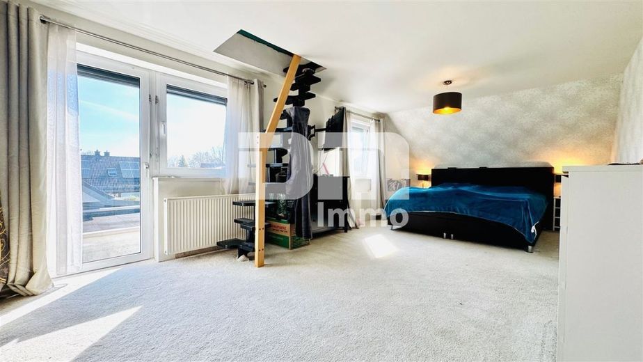 Charmantes Ein- bis Zweifamilienhaus mit großem Garten in begehrter Lage – OG Wohnzimmer / Schlafzimmer  / Aufgang DG