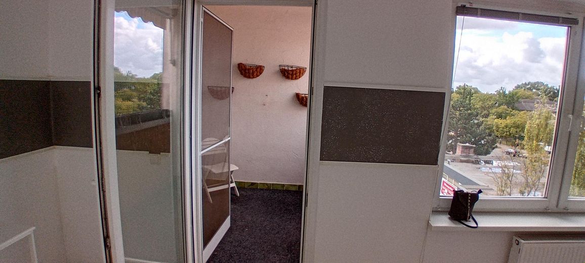 Leegstaande 2-kamerwoning, balkon, nabij Britzer Garten – Wohnzimmer + Balkon
