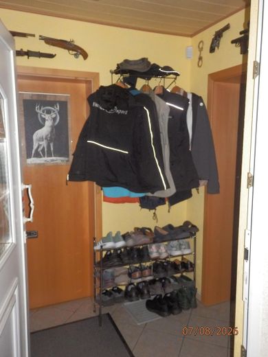 Einfamilienhaus mit Pool & Saunahaus und viel Privatsphäre – Hauseingang