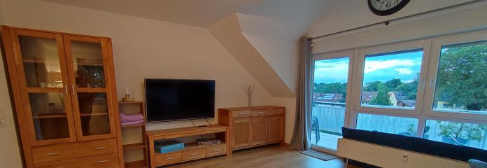 Provisionsfrei: Lichtdurchflutete DG-Wohnung mit 16 m² Dachterrasse, Aufzug & TG-Stellplatz – Wohnzimmer