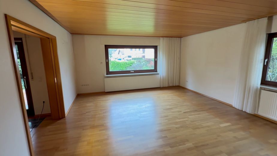 बहुत सुंदर एकल-परिवार वाला घर, 224 वर्गमीटर और 6.5 कमरे: परिवारों तथा Stuttgart या Karlsruhe आने-जाने वालों के लिए बेहतरीन – Wohnzimmer, aktuell leer
