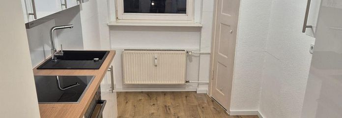 Küche mit großem Einbauschrank