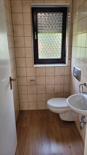 Güzel, aydınlık, yeni yenilenmiş 3 odalı daire – Toilette