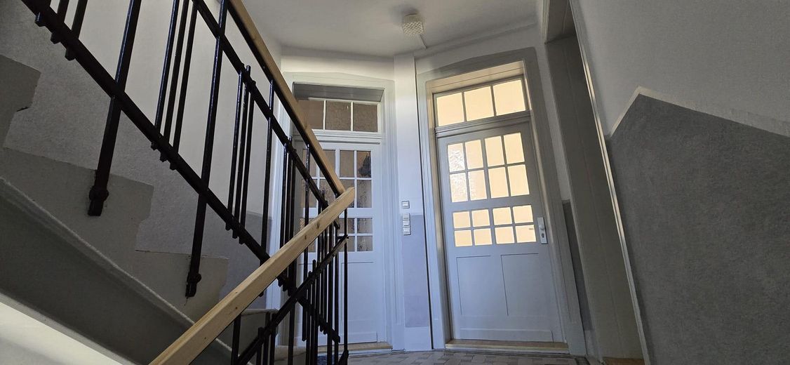 Top gerenoveerd 2-kamer zolderappartement op een locatie dicht bij het centrum – Treppenhaus