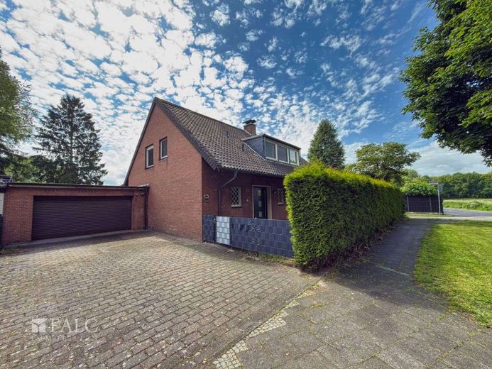 Familienidylle mit Perspektive: Einfamilienhaus mit Potenzial zum Zweifamilienhaus! – Außenansicht