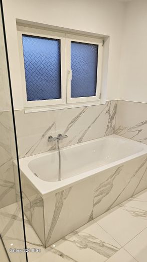 Luxuriöses Wohnen mit maximaler Flexibilität: Neubau-Juwel mit separater Einliegerwohnung – Bad Einiegerwohnung